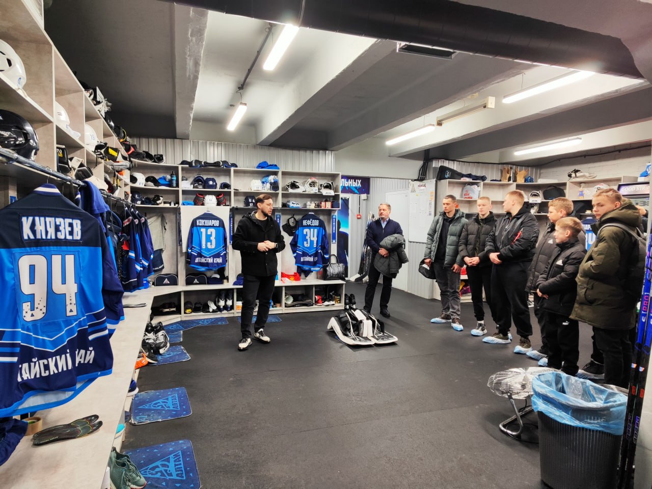 Хоккейный клуб «Динамо-Алтай» подарил экипировку юным хоккеистам Краснощёковского района и пригласил спортсменов на экскурсию и матч