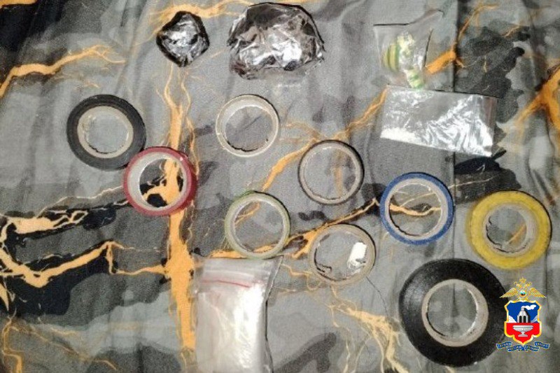 В Барнауле полицейские изъяли у братьев крупную партию запрещенных веществ В Барнауле полицейские изъяли у братьев крупную партию запрещенных веществ