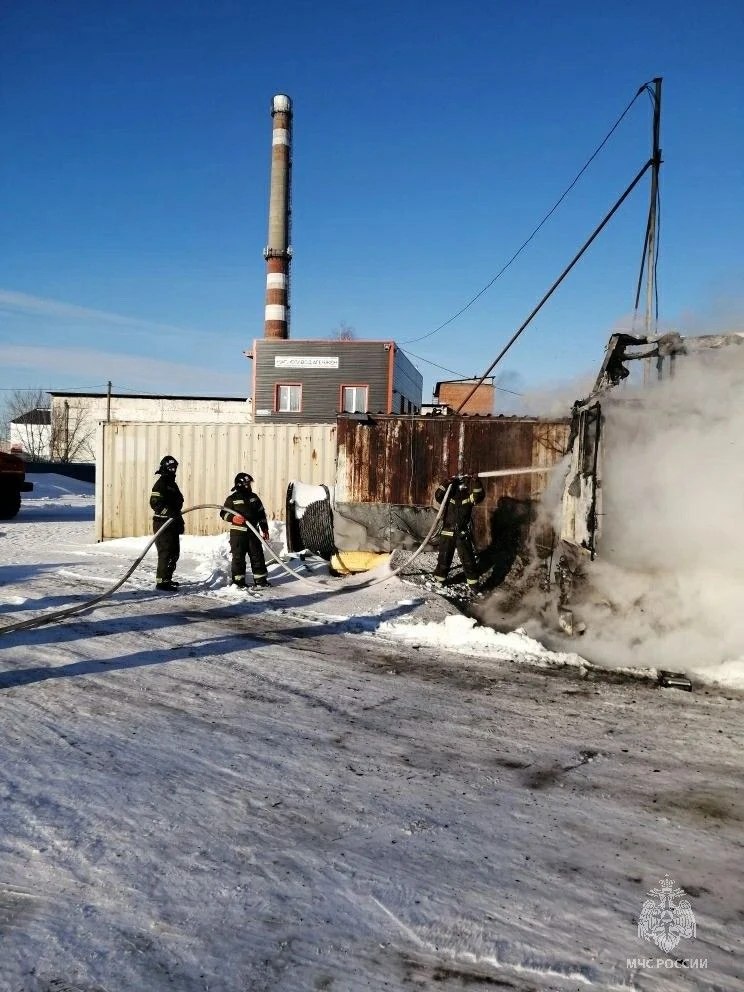 Грузовик сгорел на трассе в Новоалтайске Грузовик сгорел на трассе в Новоалтайске