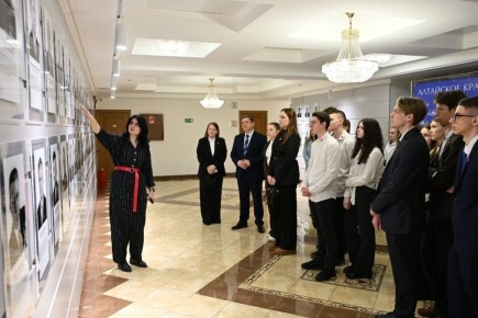 Игорь Панарин провел парламентский урок для школьников и студентов