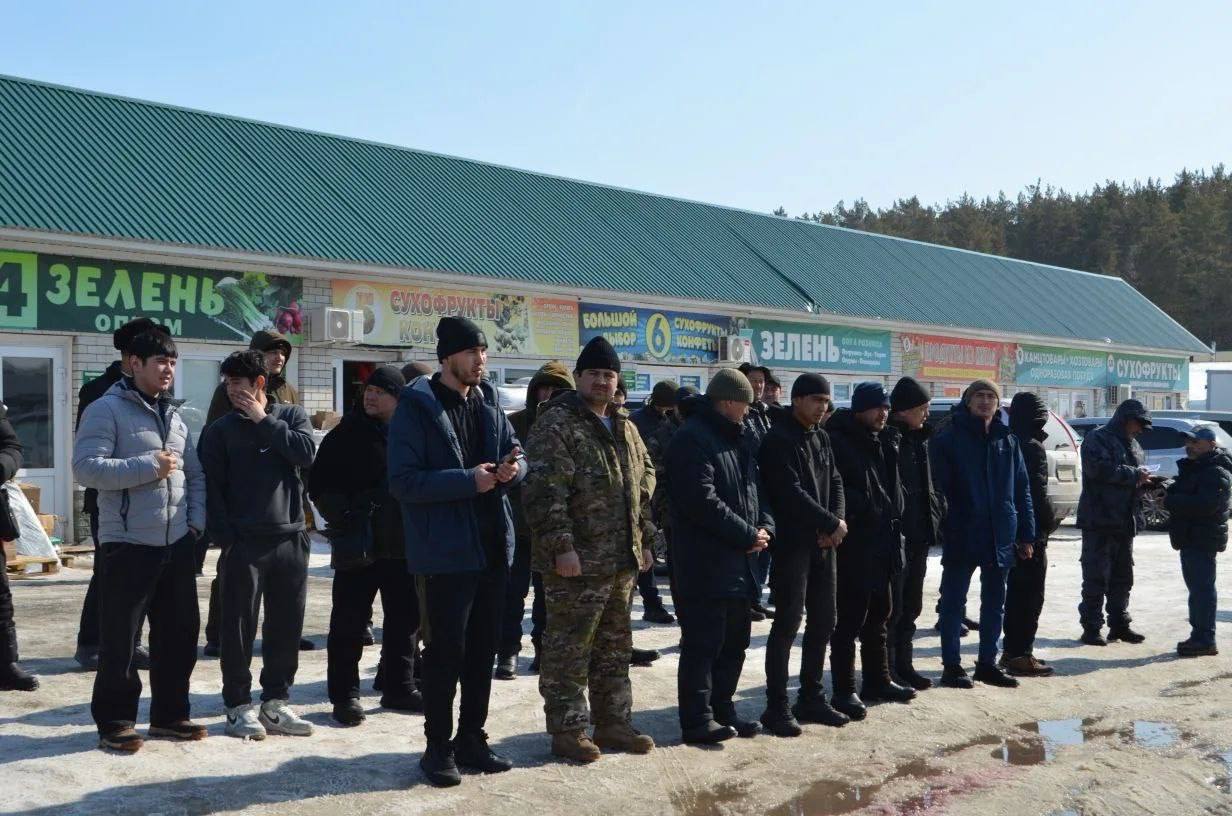 Ещё более 100 мигрантов проверили полицейские в Барнауле Ещё более 100 мигрантов проверили полицейские в Барнауле