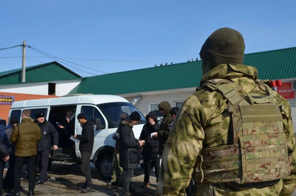 Ещё более 100 мигрантов проверили полицейские в Барнауле Ещё более 100 мигрантов проверили полицейские в Барнауле