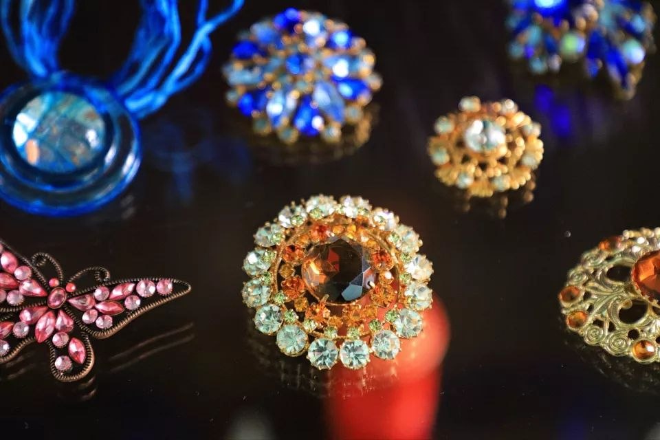 Выставка чешской бижутерии и посуды проходит в Бийске Выставка чешской бижутерии и посуды проходит в Бийске