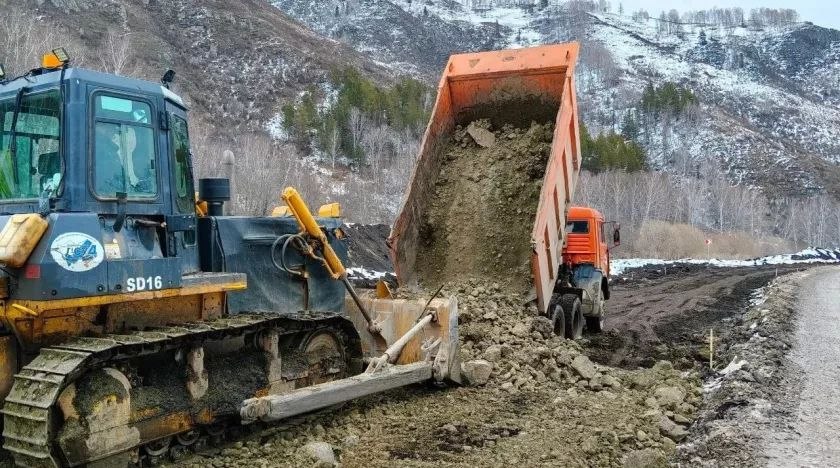 В Алтайском крае ремонтируют мосты в Хабарском и Солонешенском районах