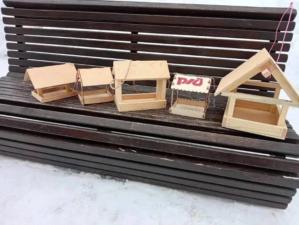 В Алтайском крае в парках и сёлах развесили кормушки и скворечники В Алтайском крае в парках и сёлах развесили кормушки и скворечники