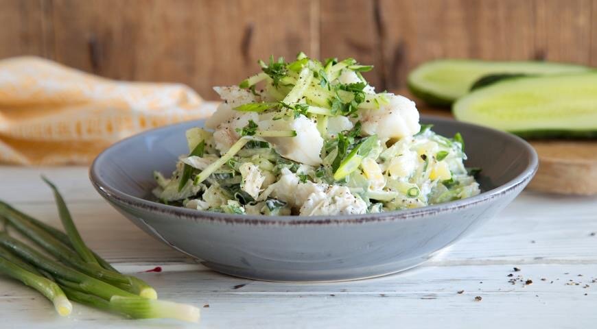 Весенний салат с огурцами, картошкой и треской: простой и вкусный рецепт