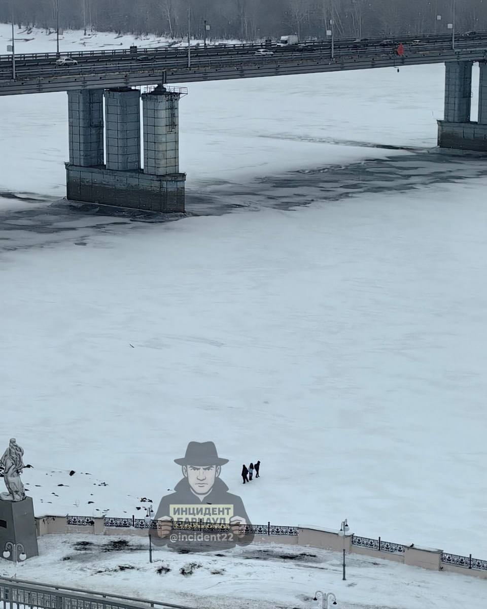 Трёх подростков заметили на льду Оби в Барнауле