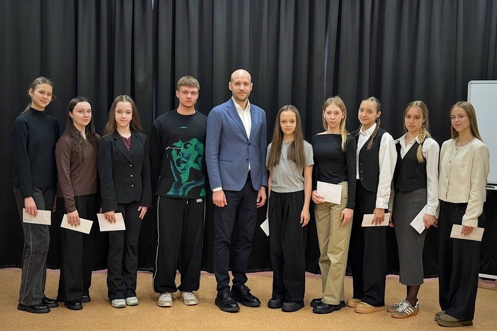 Депутаты АКЗС вручили школьным активистам именные стипендии