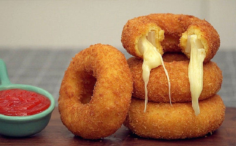 Луковые кольца с сыром: закуска, которую не забудете приготовить