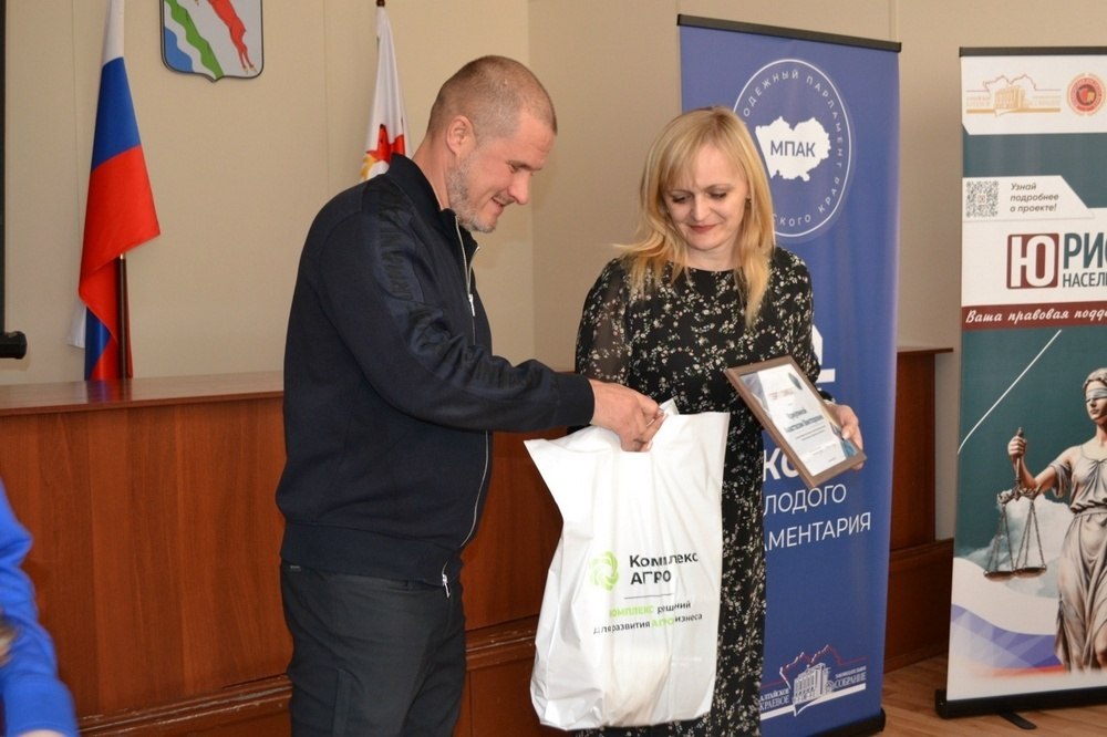 Депутаты АКЗС вручили школьным активистам именные стипендии Депутаты АКЗС вручили школьным активистам именные стипендии