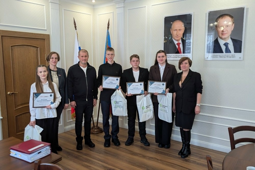 Депутаты АКЗС вручили школьным активистам именные стипендии Депутаты АКЗС вручили школьным активистам именные стипендии