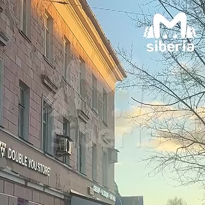 Сотрудники коммунальных служб добили кувалдами остатки рассыпающегося парапета на здании по адресу пр. Ленина, 85 в Барнауле