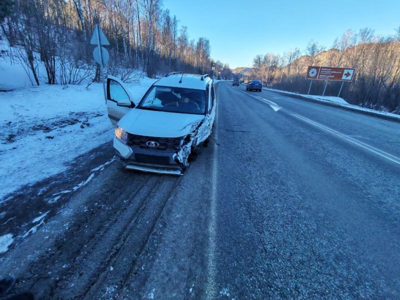 На Алтае водитель из Чеченской Республики выехал на встречную полосу и устроил ДТП