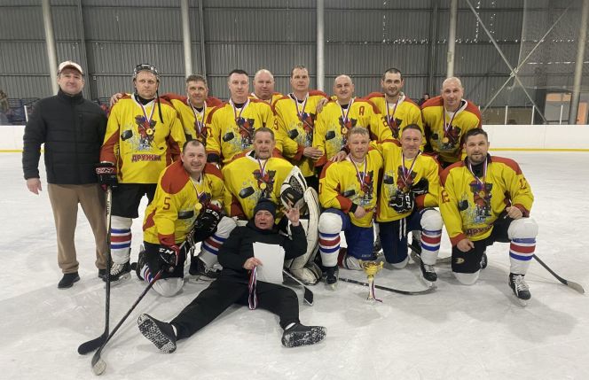 В Заринске Кубок Алтайского края разыграли хоккеисты 40 лет и старше