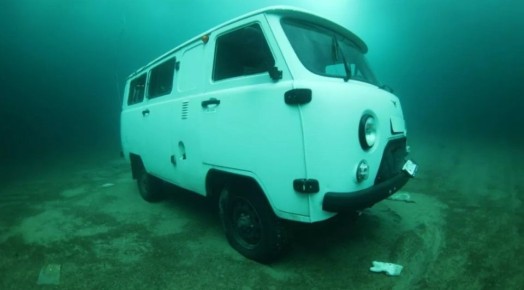 Появилось фото затонувшего вместе с туристами УАЗа на Байкале