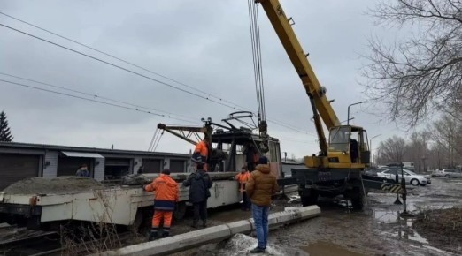 Мэрия Бийска прокомментировала инцидент с падением столба на трамвай