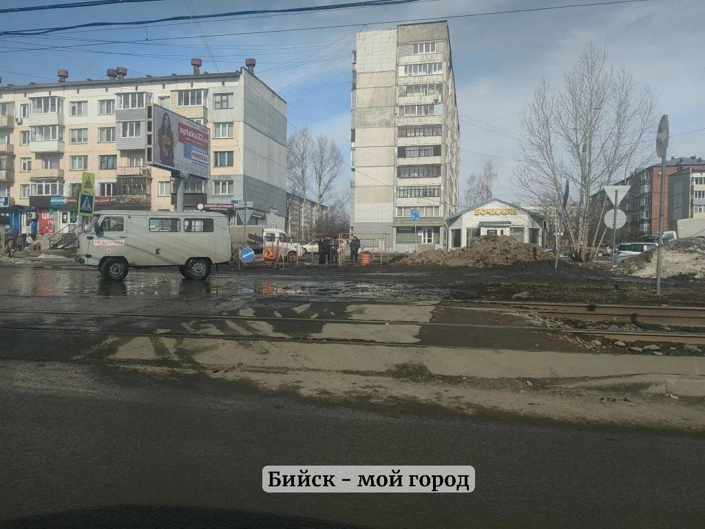 Возможно, яму, в которую не так давно провалилась машина у "Воскресенья", заделают