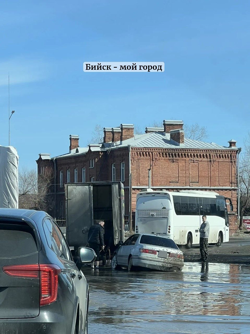 На ул. Казанцевых под лужей скрывается опасненькое место На ул. Казанцевых под лужей скрывается опасненькое место