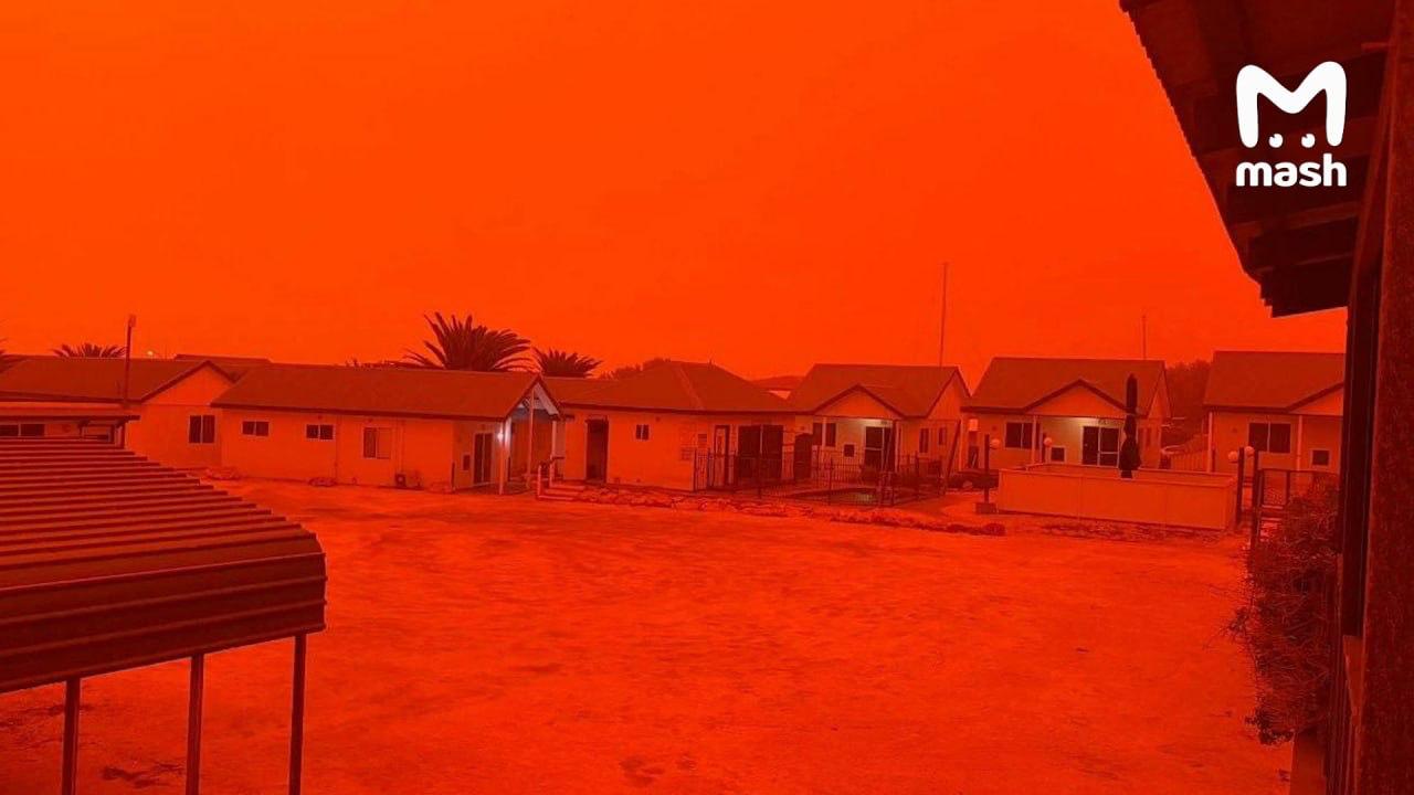 Вот так сейчас выглядит небо в Австралии во время циклона Вот так сейчас выглядит небо в Австралии во время циклона