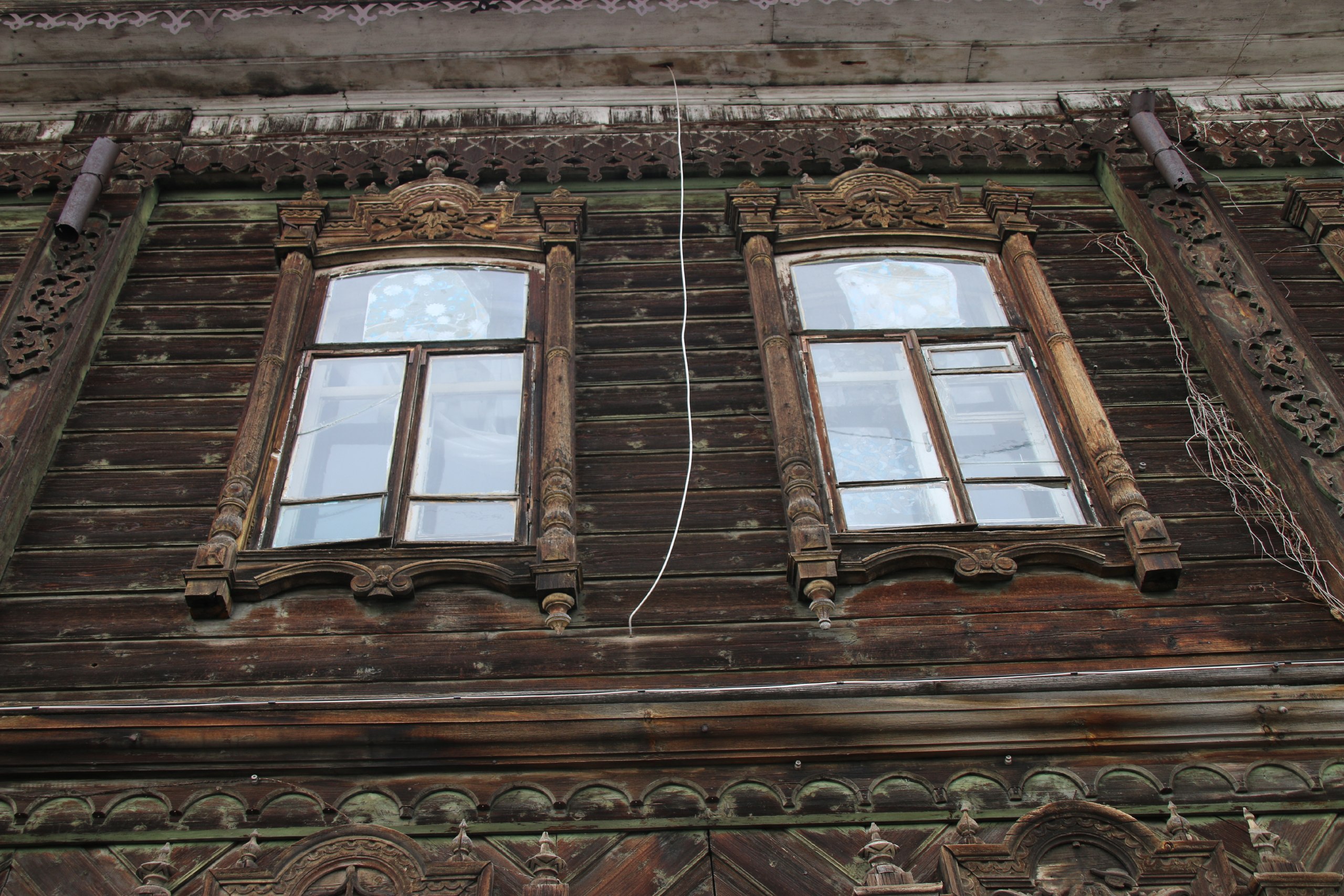 Многие знают этот дом в Бийске, как дом часовых дел мастера Ерина - бревенчатое здание с нарядными резными наличниками на углу переулка Кузьмы Фомченко и улицы Динамовской Многие знают этот дом в Бийске, как дом часовых дел мастера Ерина - бревенчатое здание с нарядными резными наличниками на углу переулка Кузьмы Фомченко и улицы Динамовской