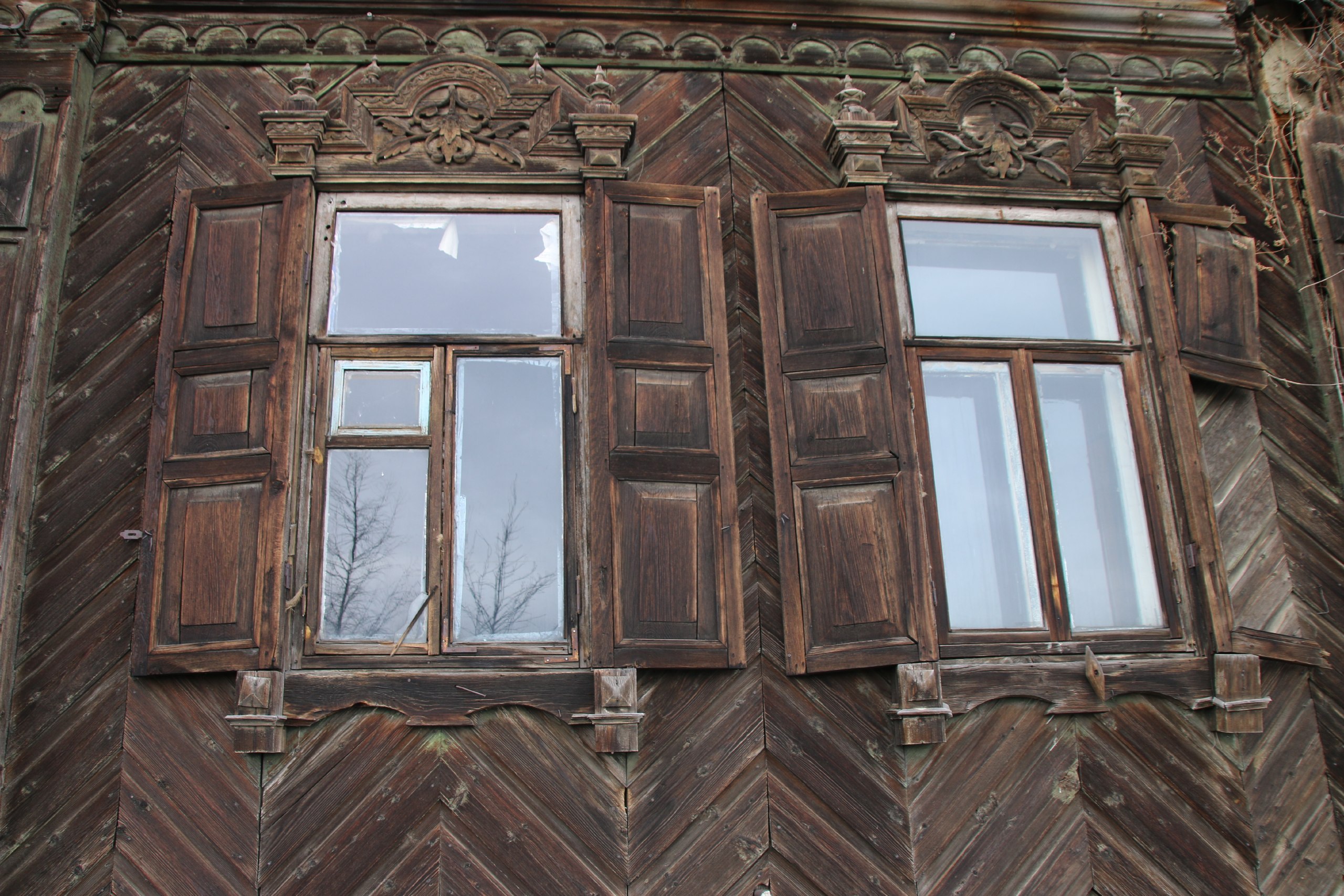 Многие знают этот дом в Бийске, как дом часовых дел мастера Ерина - бревенчатое здание с нарядными резными наличниками на углу переулка Кузьмы Фомченко и улицы Динамовской Многие знают этот дом в Бийске, как дом часовых дел мастера Ерина - бревенчатое здание с нарядными резными наличниками на углу переулка Кузьмы Фомченко и улицы Динамовской