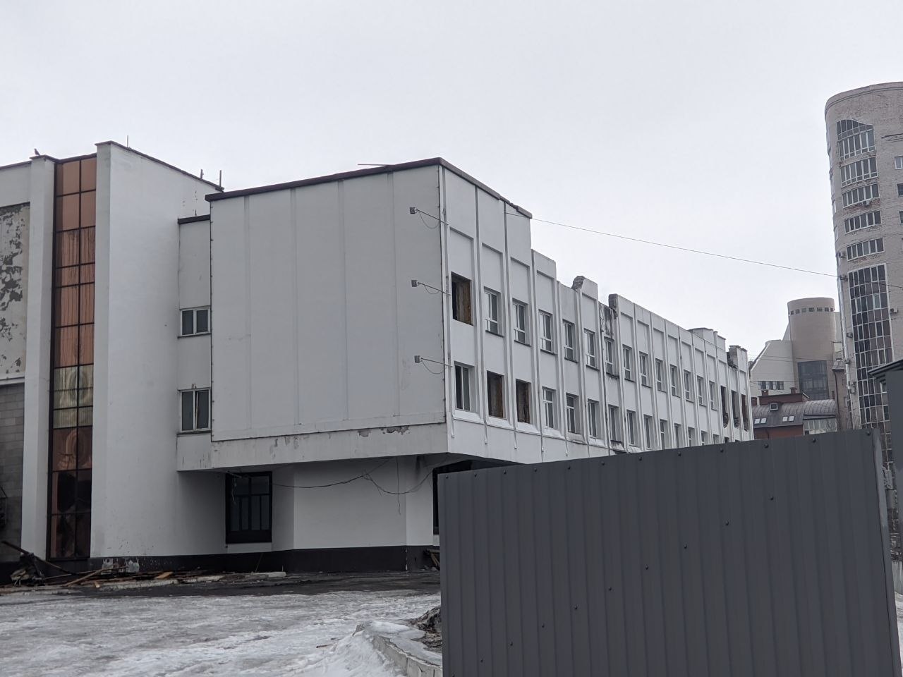 Как «исчезает» барнаульский «Колизей» Как «исчезает» барнаульский «Колизей»