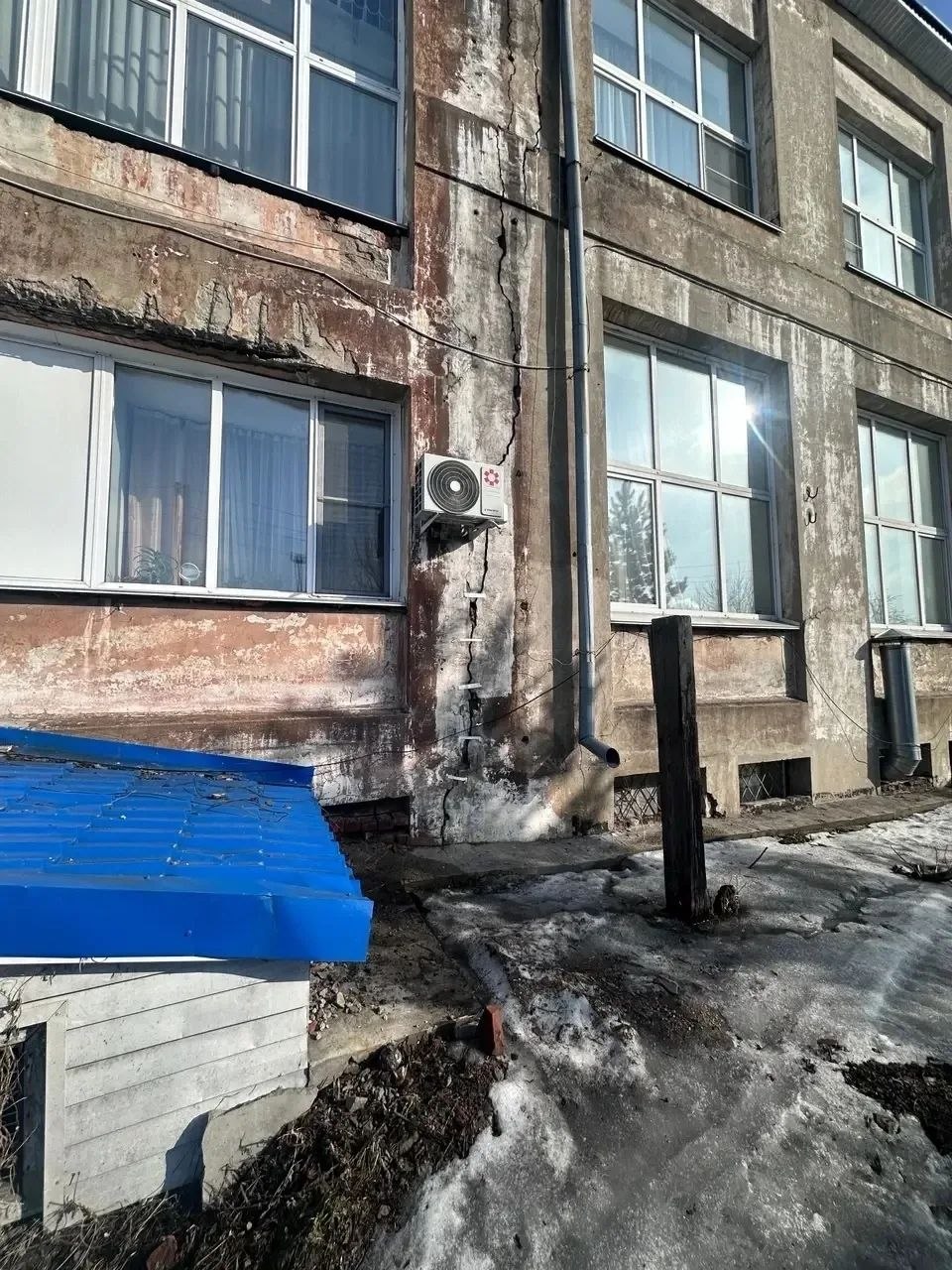 По поручению прокурора Алтайского края Антона Германа проводится проверка в связи с ненадлежащим технически состоянием образовательного учреждения