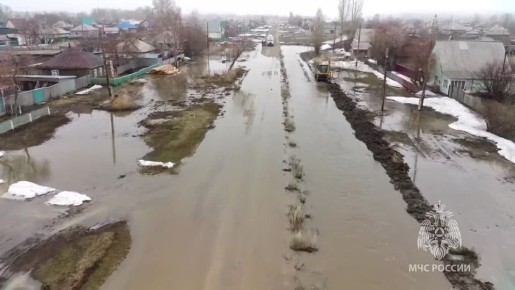 Большая вода подступает.. Талые воды начали топить сёла и дороги края. К жилым домам они пока не подошли, но в ближайшее время ситуация в регионе может усугубиться