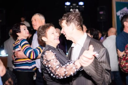 Партия "Новые люди" провела дискотеку для барнаульцев старшего поколения