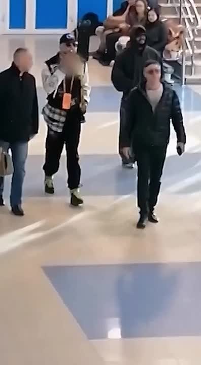 Курившего в аэропорту Барнаула Киркорова привлекли к ответственности, сообщили РЕН ТВ его представители