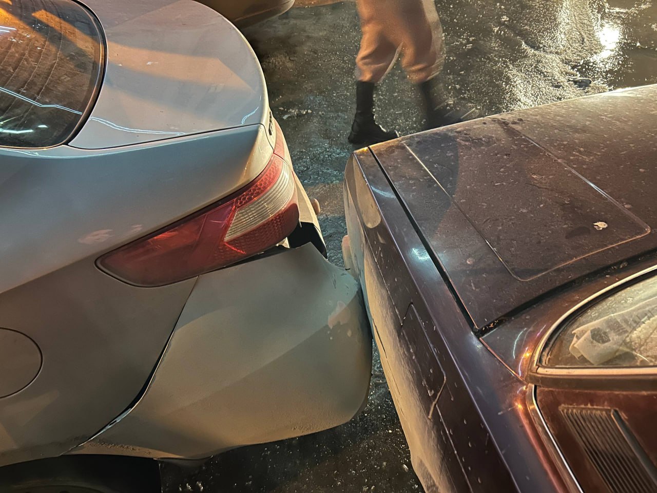 «Вчера вечером у ЖК «Новая высота», по адресу ул. 65 лет Победы, 1 забуксовали на льду, попытались выехать, машина встала перпендикулярно, цеплялась о колею, в результате был повреждён стоящий на парковке автомобиль «Вчера вечером у ЖК «Новая высота», по адресу ул. 65 лет Победы, 1 забуксовали на льду, попытались выехать, машина встала перпендикулярно, цеплялась о колею, в результате был повреждён стоящий на парковке автомобиль