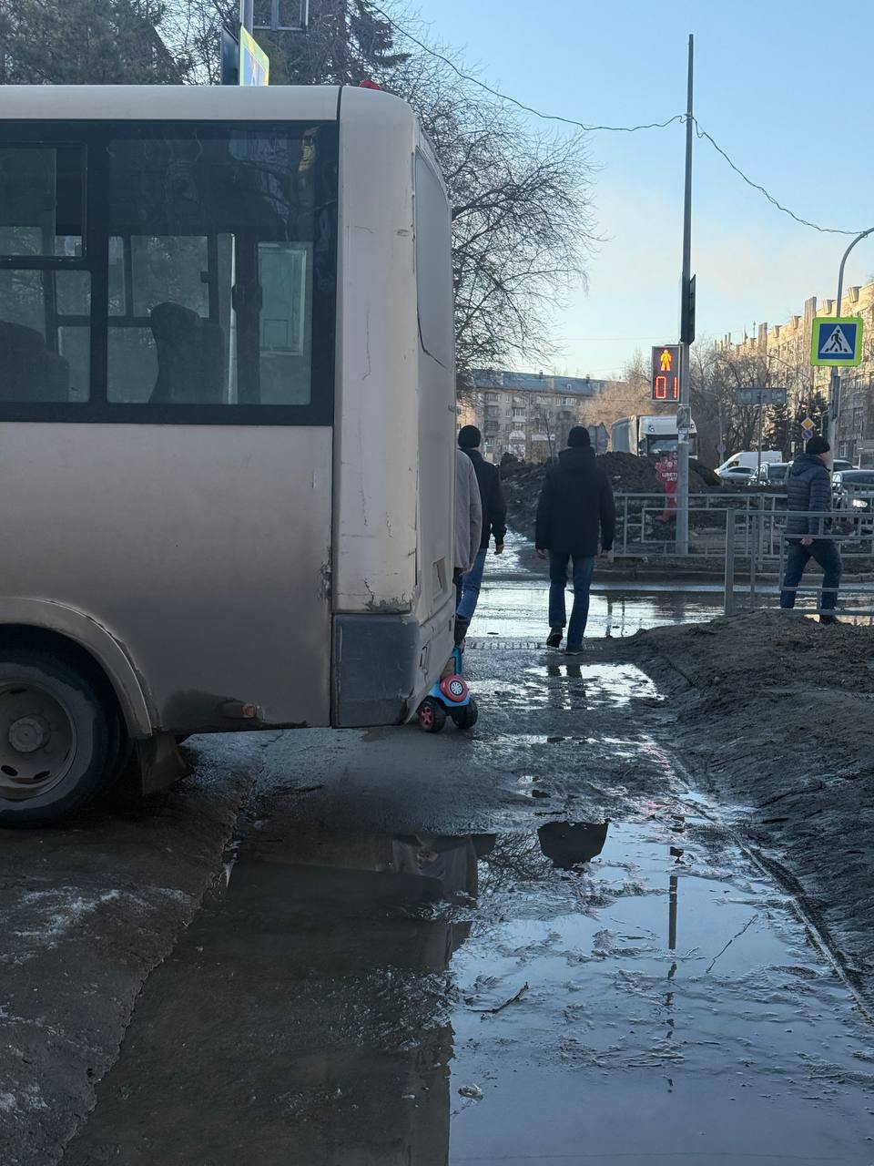 "Маршрутка №65 регулярно паркуется у домов №79 и №81 на Комсомольском проспекте, сомневаюсь, что это законно "Маршрутка №65 регулярно паркуется у домов №79 и №81 на Комсомольском проспекте, сомневаюсь, что это законно