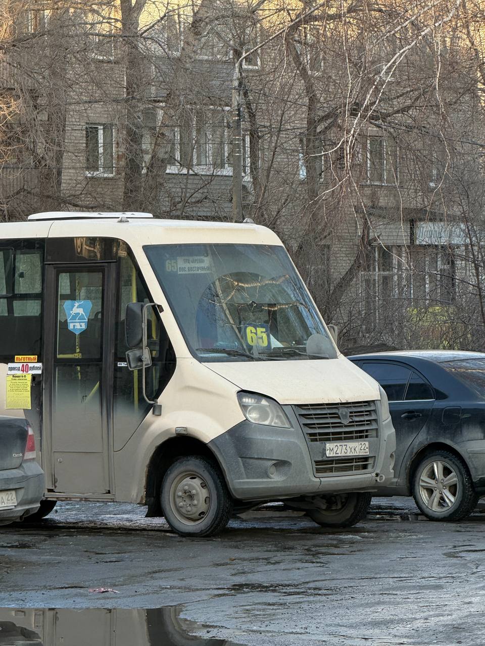 "Маршрутка №65 регулярно паркуется у домов №79 и №81 на Комсомольском проспекте, сомневаюсь, что это законно "Маршрутка №65 регулярно паркуется у домов №79 и №81 на Комсомольском проспекте, сомневаюсь, что это законно