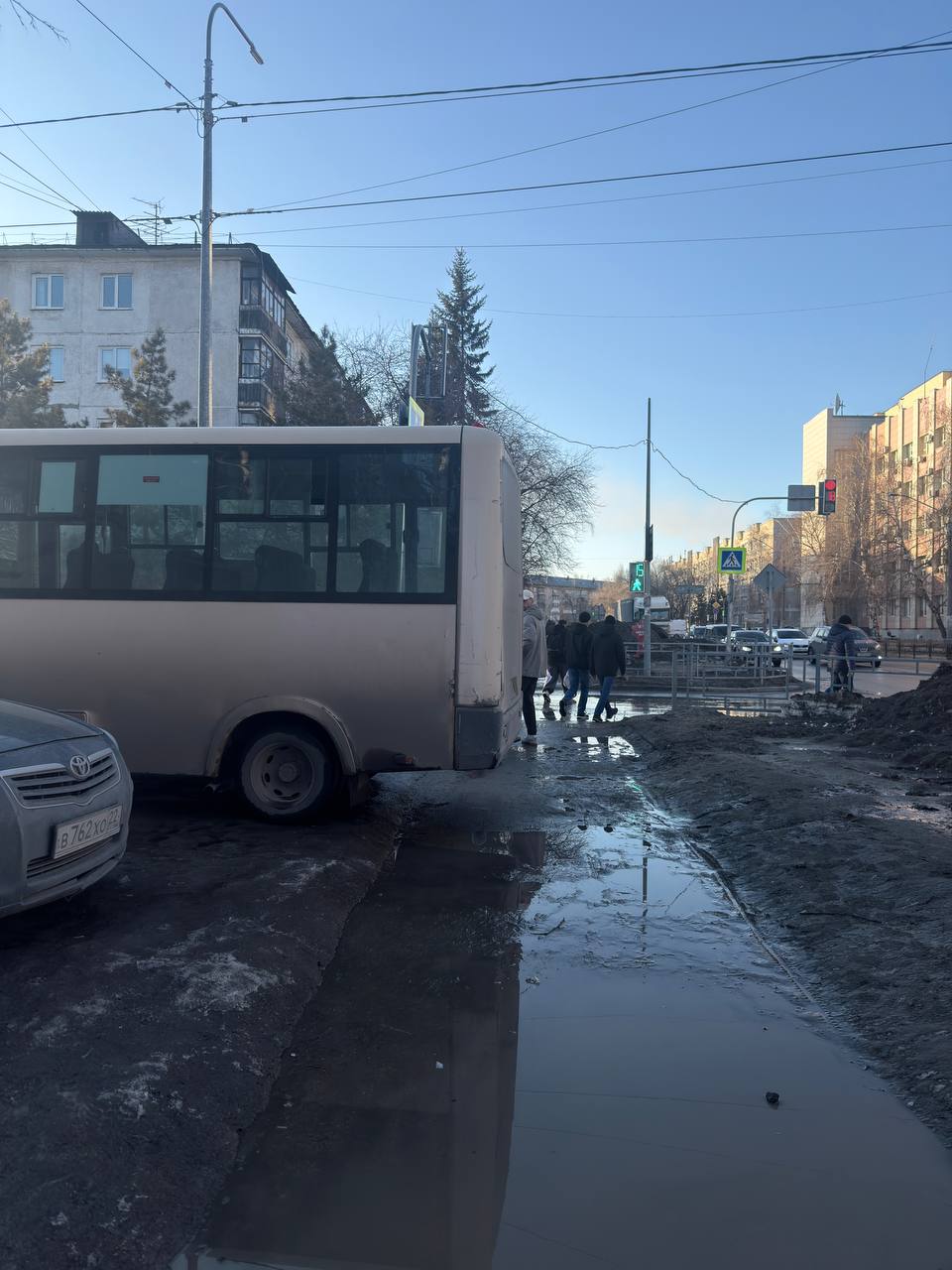 "Маршрутка №65 регулярно паркуется у домов №79 и №81 на Комсомольском проспекте, сомневаюсь, что это законно