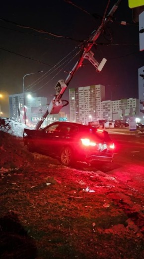 Ночью в Барнауле на пересечении Ускова — Балтийской снесли столб