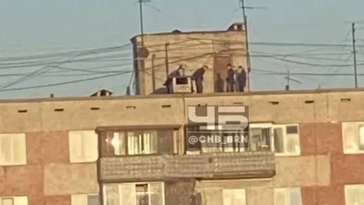 Подростки устроили опасные игры на крыше в Барнауле