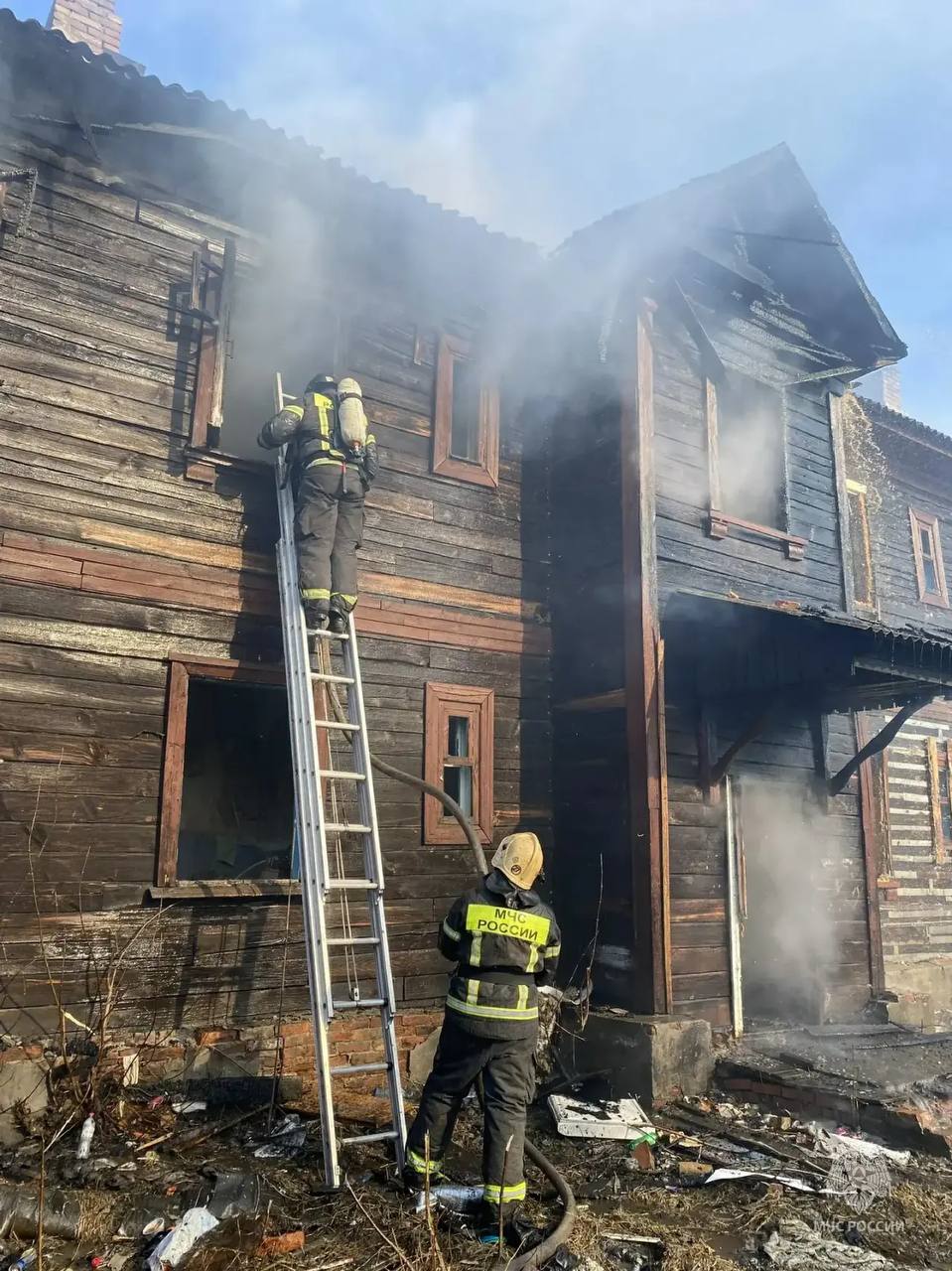 Крупный пожар на 300 «квадратах» потушили в нежилом доме Новоалтайска Крупный пожар на 300 «квадратах» потушили в нежилом доме Новоалтайска