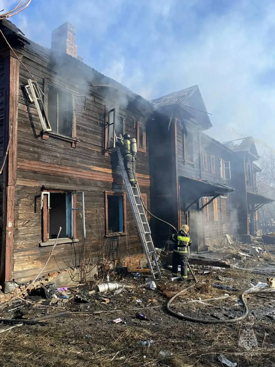 Крупный пожар на 300 «квадратах» потушили в нежилом доме Новоалтайска Крупный пожар на 300 «квадратах» потушили в нежилом доме Новоалтайска