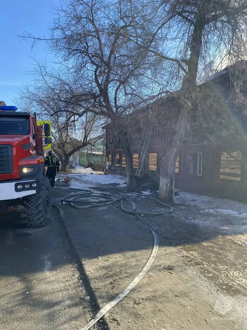 Крупный пожар на 300 «квадратах» потушили в нежилом доме Новоалтайска Крупный пожар на 300 «квадратах» потушили в нежилом доме Новоалтайска