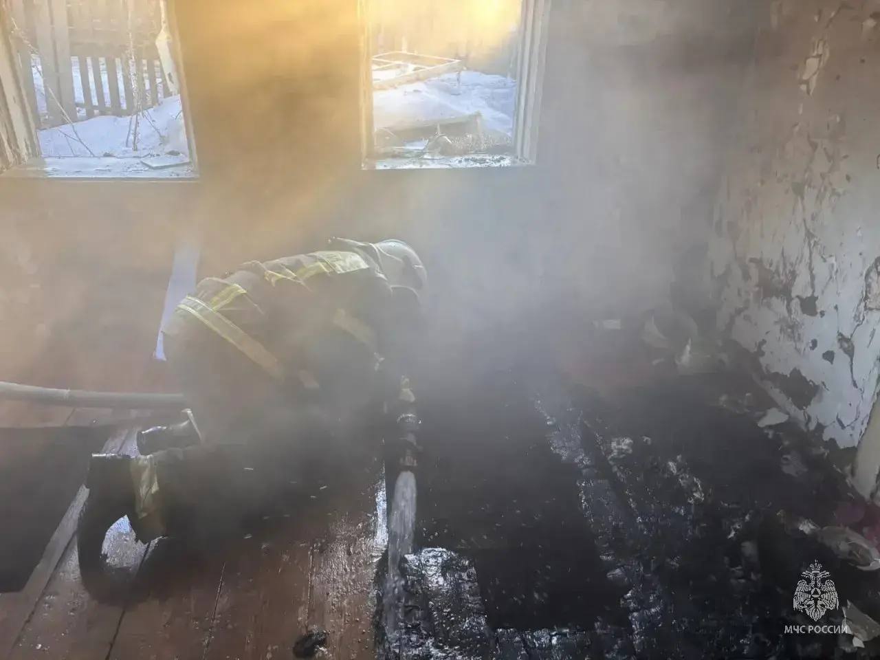 Женщину спасли из горящего дома в Бобровке