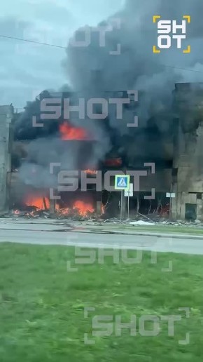 Крупный пожар произошёл в ТЦ в Калининграде: пострадали три человека, огонь охватил более 1000 кв. м