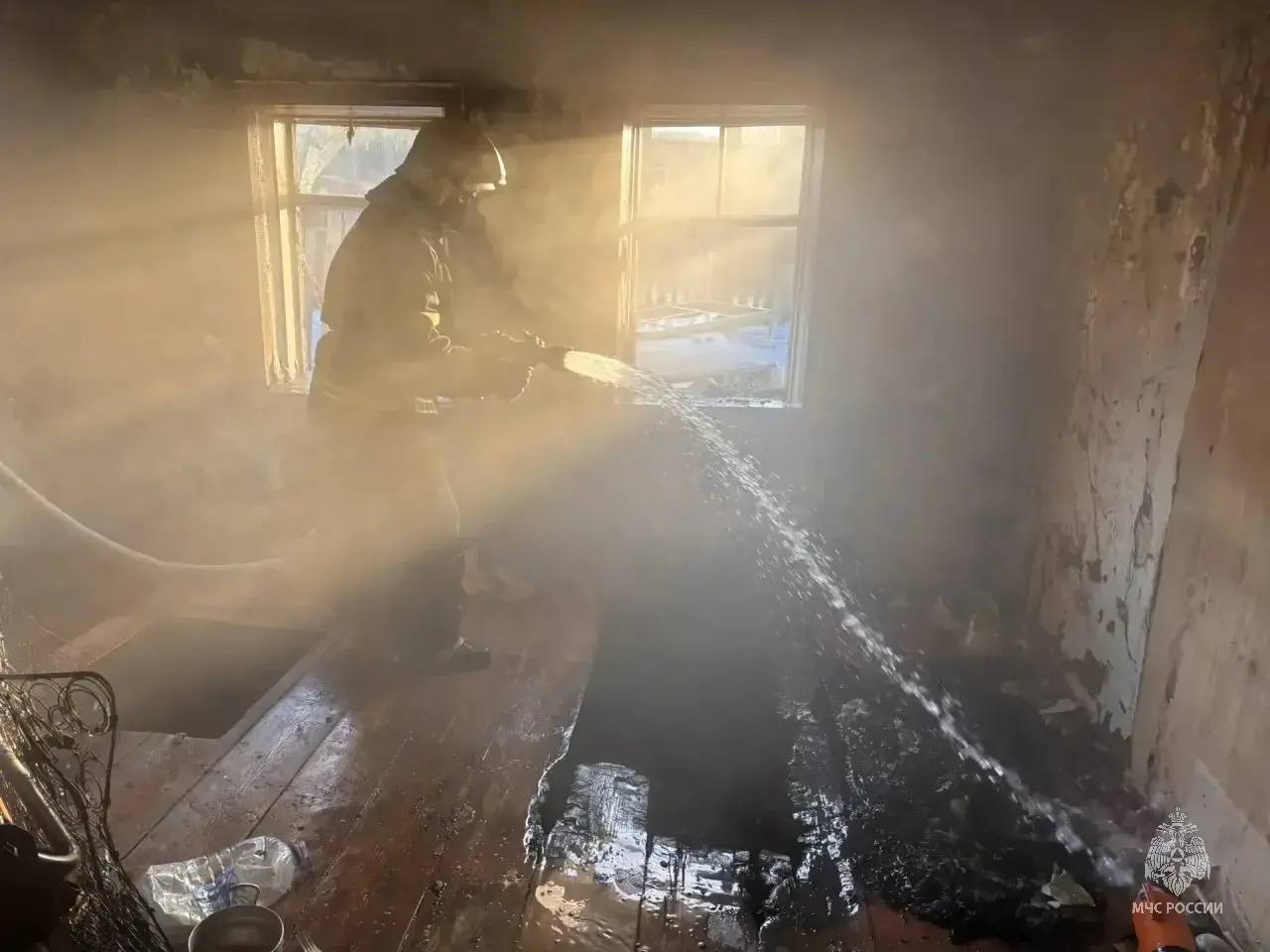 Женщину спасли из горящего дома в Бобровке Женщину спасли из горящего дома в Бобровке