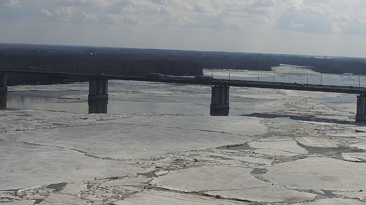 В районе Нового моста в Барнауле начались подвижки льда на Оби В районе Нового моста в Барнауле начались подвижки льда на Оби