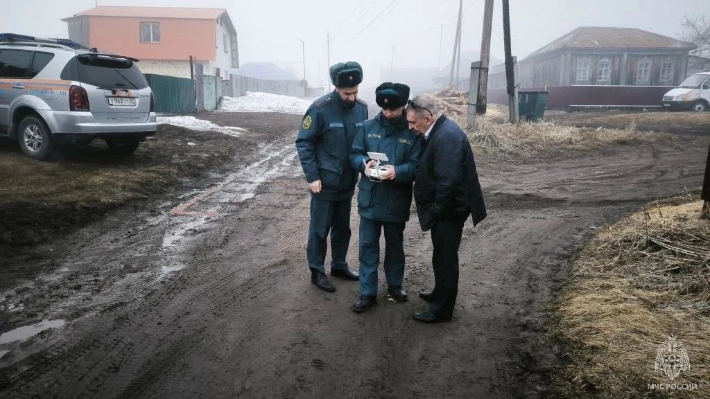 В селе Черемное Павловского района размыло насыпную дорогу вдоль озера