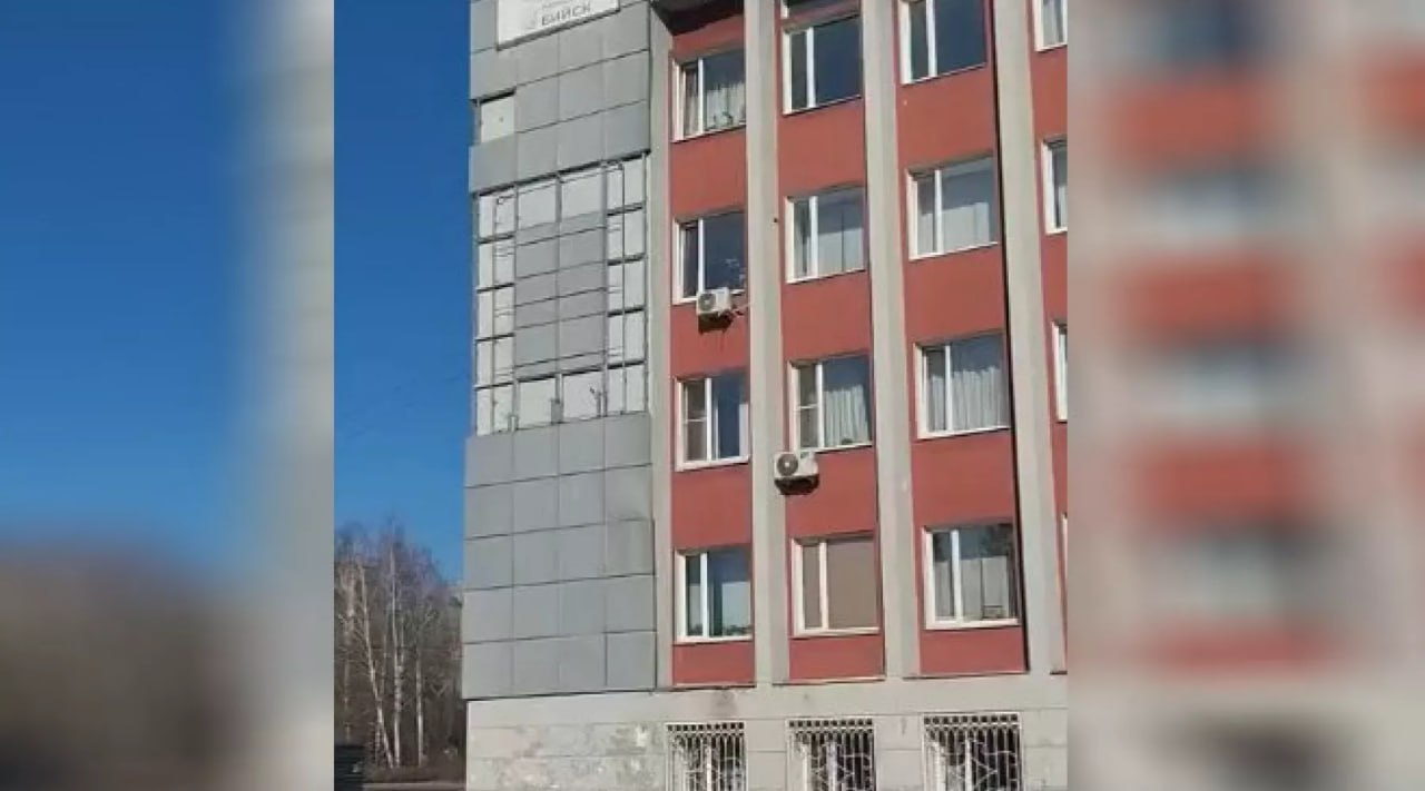 Стало известно, почему со здания мэрии Бийска сняли герб и все таблички