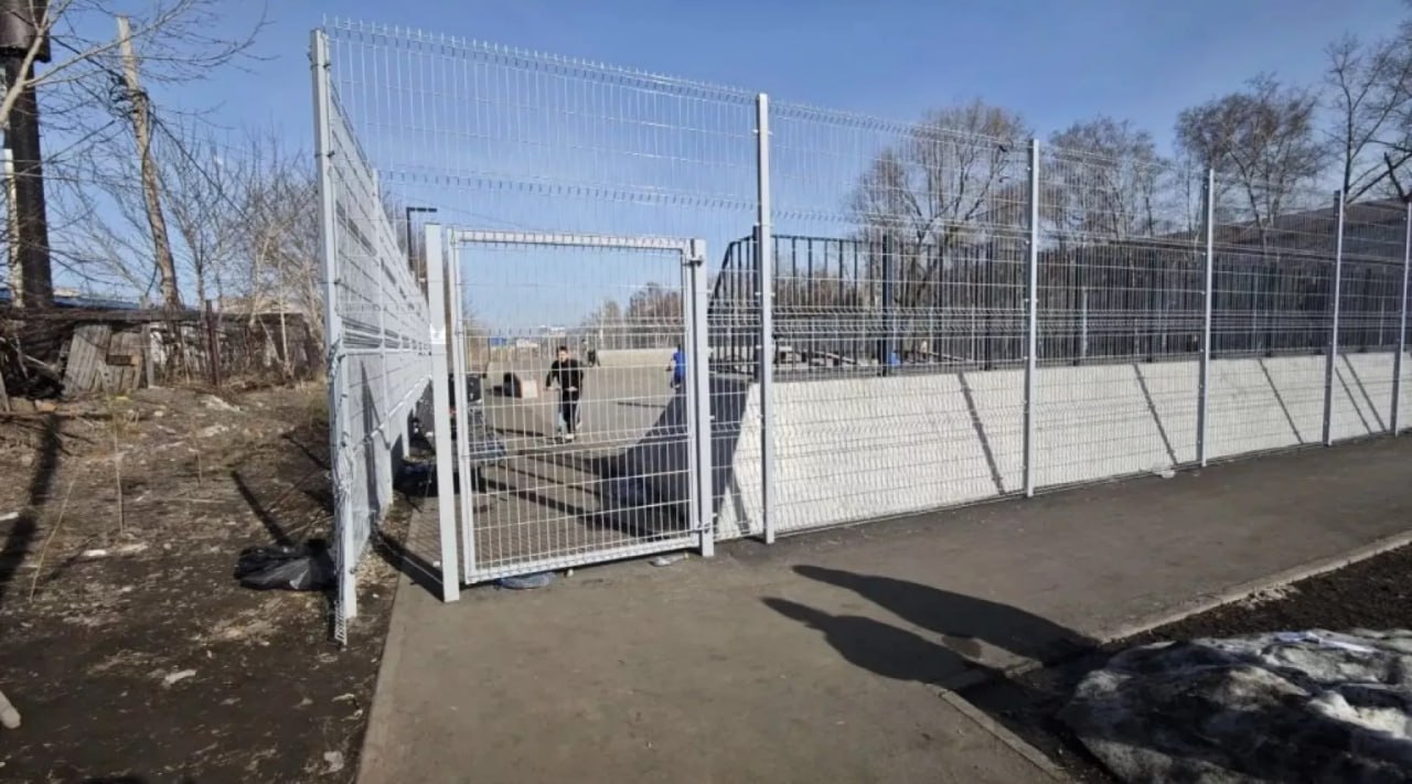 В Бийске дети пробираются в скейт-парк через забор