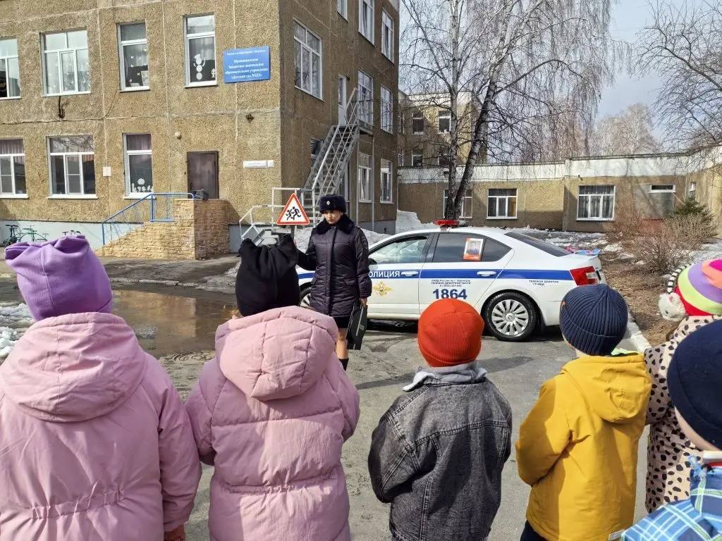 Сегодня, 6 апреля сотрудники Госавтоинспекции города Барнаула для воспитанников 223 детского сада провели профилактическое мероприятие по Правилам дорожного движения «Я соблюдаю ПДД» Сегодня, 6 апреля сотрудники Госавтоинспекции города Барнаула для воспитанников 223 детского сада провели профилактическое мероприятие по Правилам дорожного движения «Я соблюдаю ПДД»