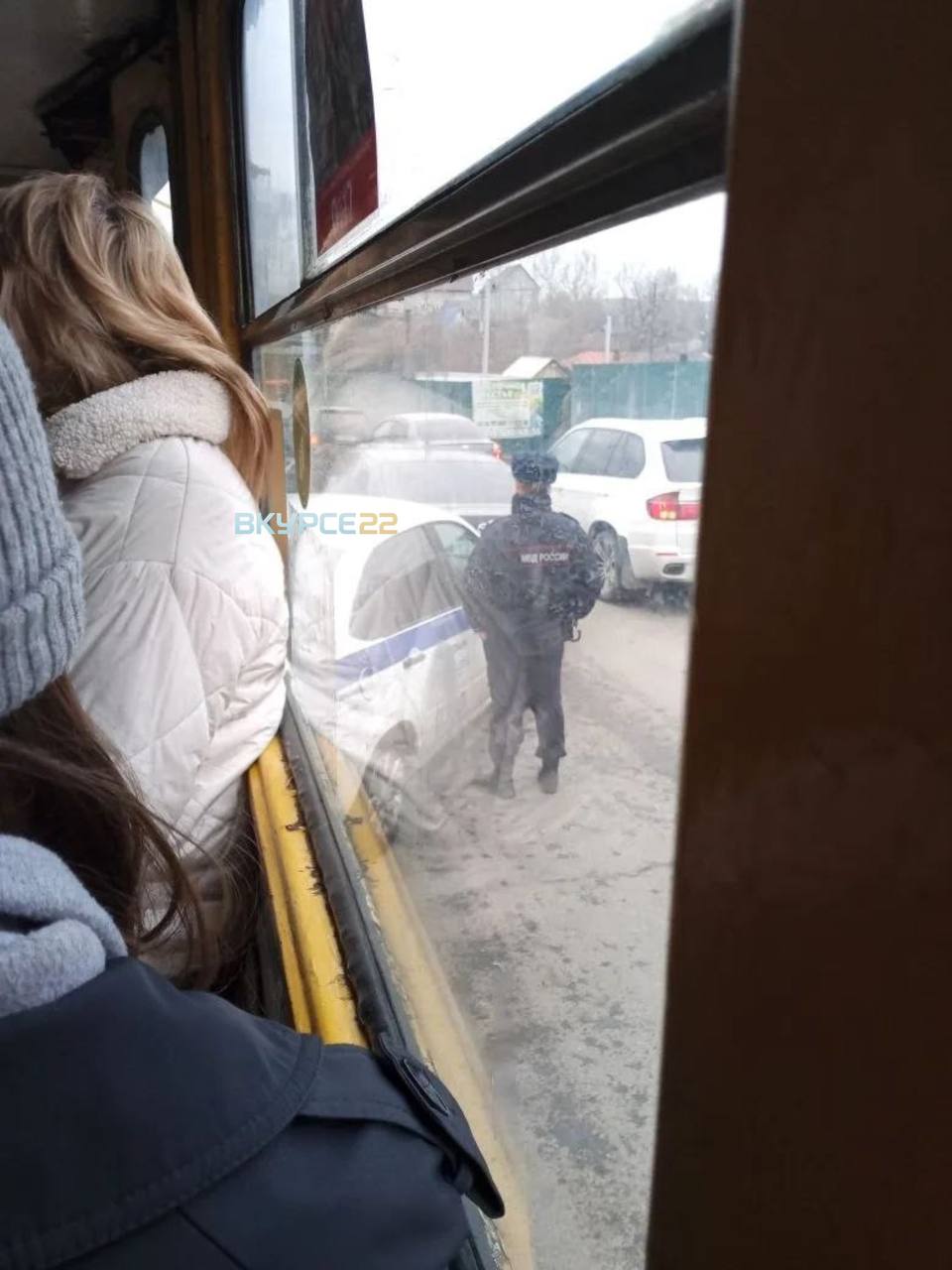 В Барнауле трамвайный вагон врезался в полицейскую машину