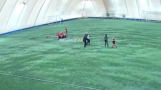 Тренер барнаульского клуба ударил отца воспитанника и лишился работы