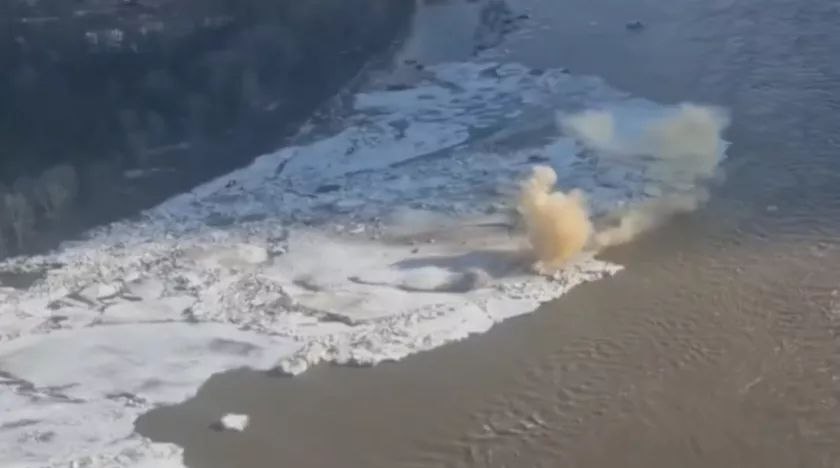 Спасатели подорвали ледяной затор в Бийском районе